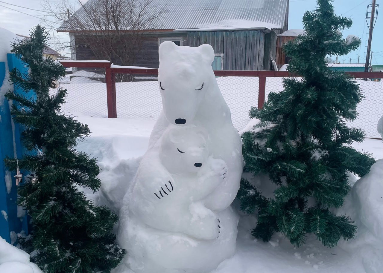 Семья из Тельвиски каждый год создаёт во дворе снежные скульптуры Семья из Тельвиски каждый год создаёт во дворе снежные скульптуры