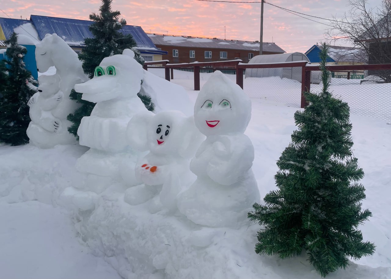 Семья из Тельвиски каждый год создаёт во дворе снежные скульптуры