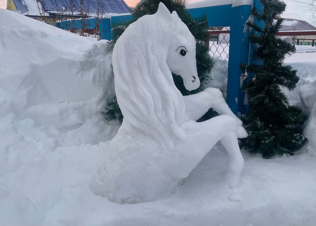 Семья из Тельвиски каждый год создаёт во дворе снежные скульптуры Семья из Тельвиски каждый год создаёт во дворе снежные скульптуры