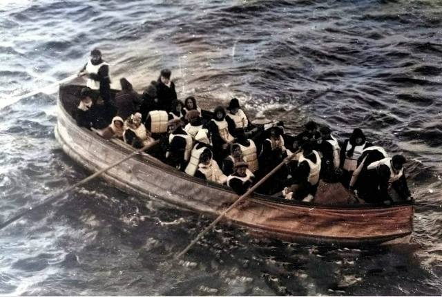 Когда «Титаник» затонул, среди спасшихся пассажиров первого класса почти все были женщинами и детьми