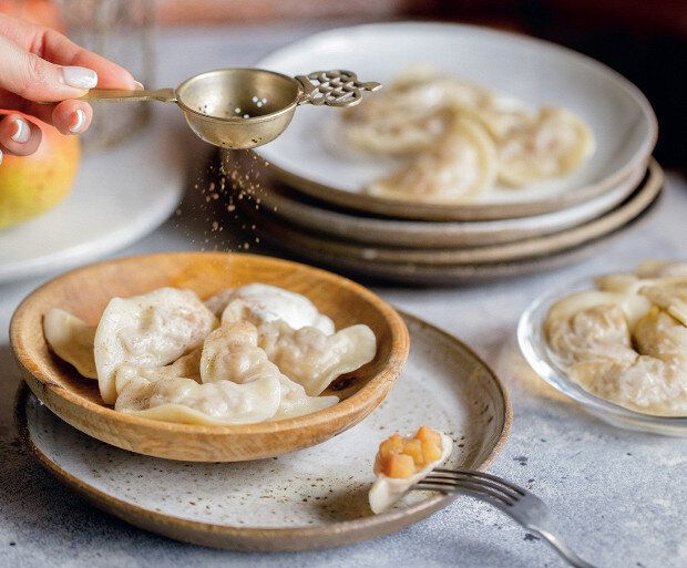 Ностальгия в тарелке: постные вареники с яблоками и грушами