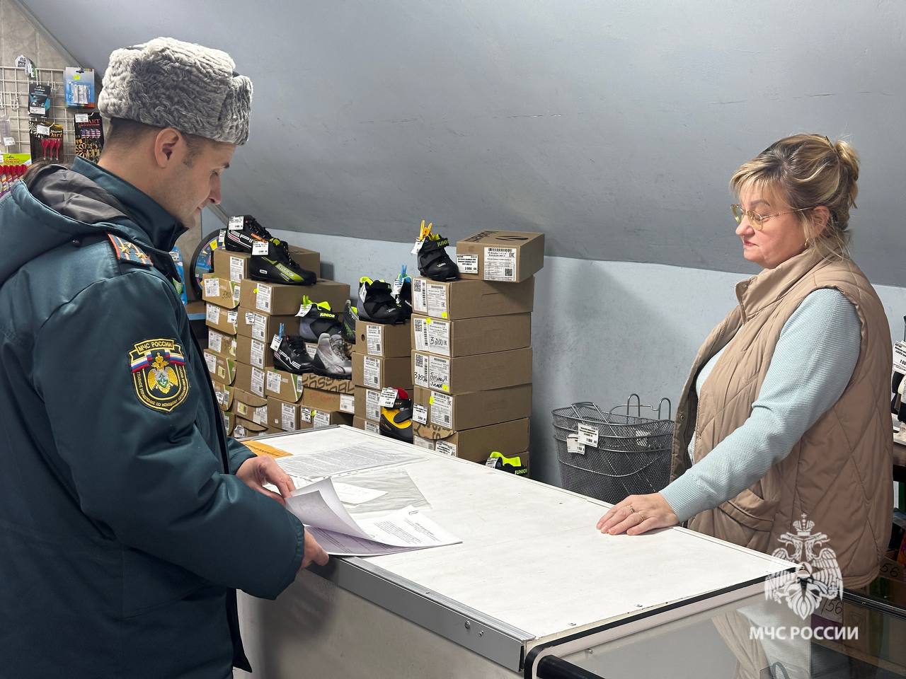 МЧС России проверяет торговые точки по продаже пиротехники