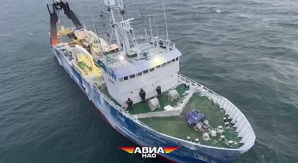 Спасатели и авиаторы НАО спасли моряка в Баренцевом море