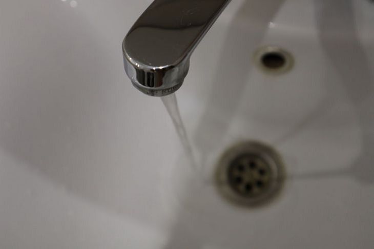 Зачем опытные хозяйки заливают в раковину масло, и какая от этого польза