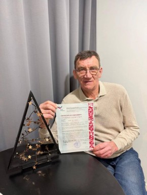 Мастеру по изготовлению бубнов Валерию Гудыреву вручили сертификат «Сделано в России»