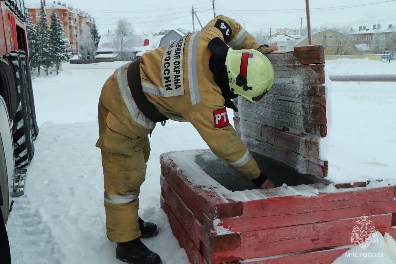 МЧС России проверяет исправность противопожарного водоснабжения МЧС России проверяет исправность противопожарного водоснабжения