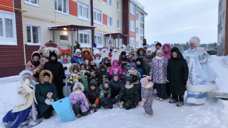 По улицам Тельвиски проехал новогодний «Экипаж Деда Мороза»