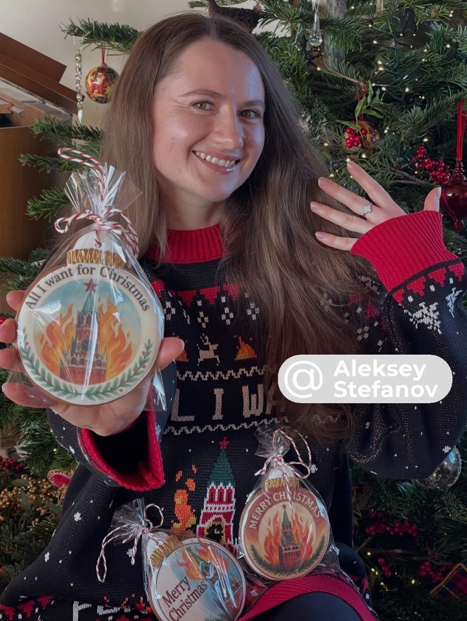 Алексей Стефанов: Армен Сумбатыч поставил у себя на канале фото елочек в детсадах на Украине с украшением - горящим Кремлем Алексей Стефанов: Армен Сумбатыч поставил у себя на канале фото елочек в детсадах на Украине с украшением - горящим Кремлем