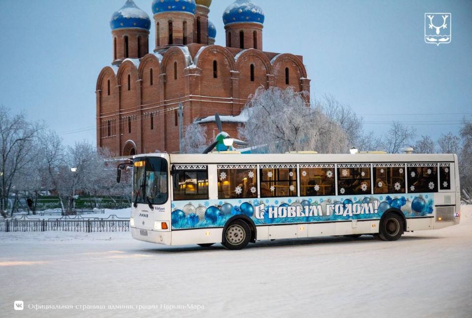 В Нарьян-Маре на маршрут вышел новогодний автобус