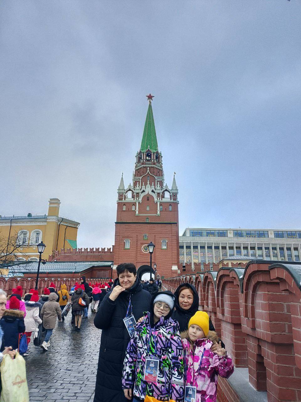 Двое детей из НАО побывали на Кремлёвской ёлке в Москве Двое детей из НАО побывали на Кремлёвской ёлке в Москве