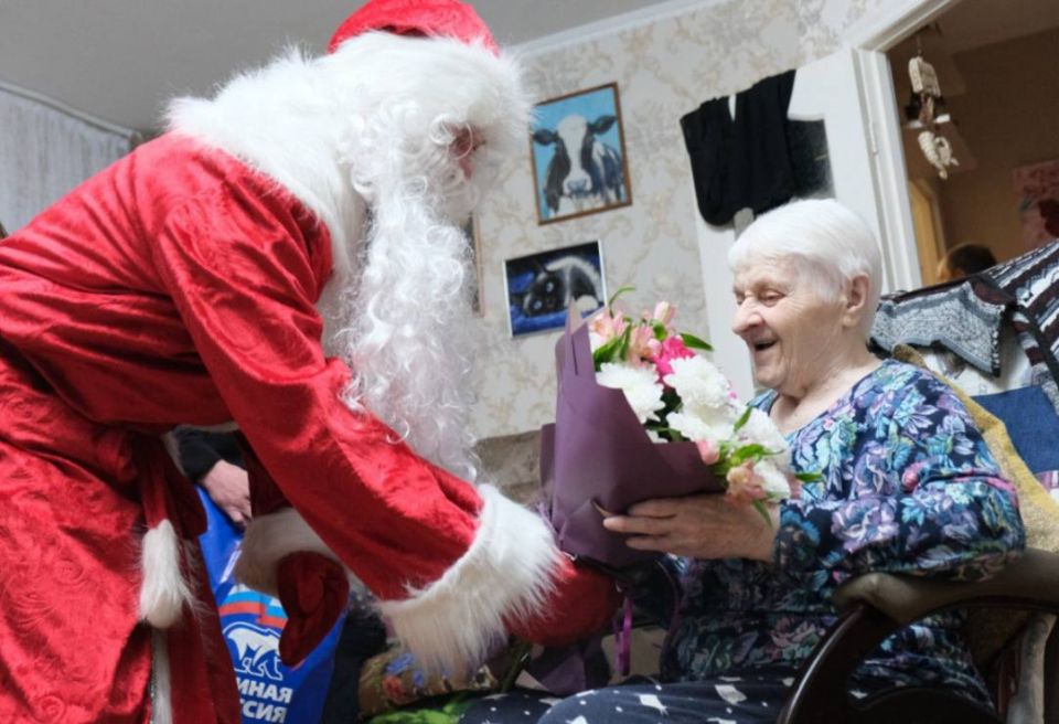 Ангелину Ивановну Тарасову поздравили с наступающим Новым годом активисты «Единой России»