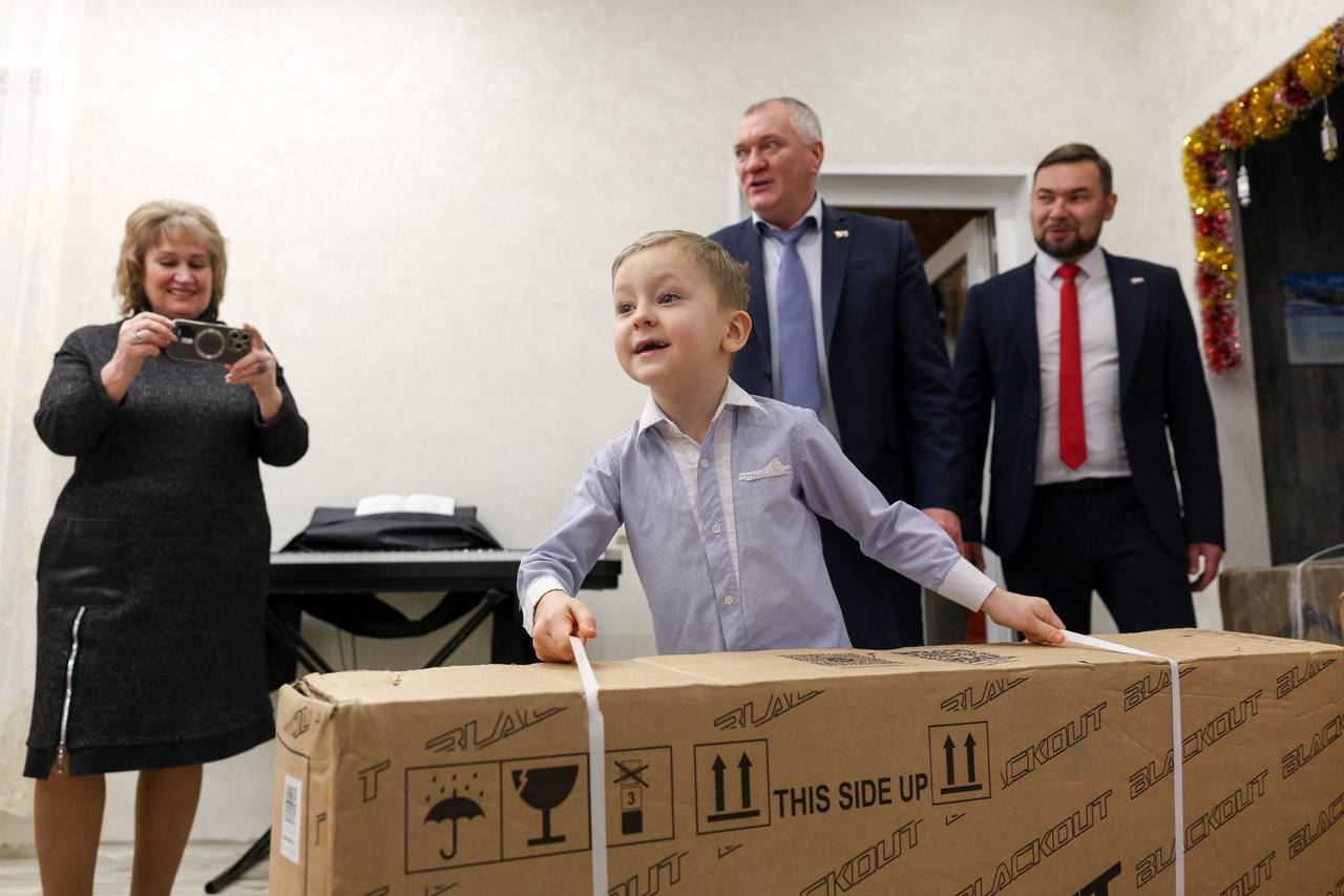 Депутат СД НАО Анатолий Курленко исполнил новогодние мечты детей из Нарьян-Мара Депутат СД НАО Анатолий Курленко исполнил новогодние мечты детей из Нарьян-Мара