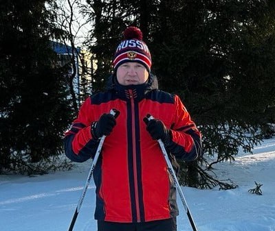 Сенатор Денис Гусев говорит, что тоже встречает Новый год обязательно с семьей: