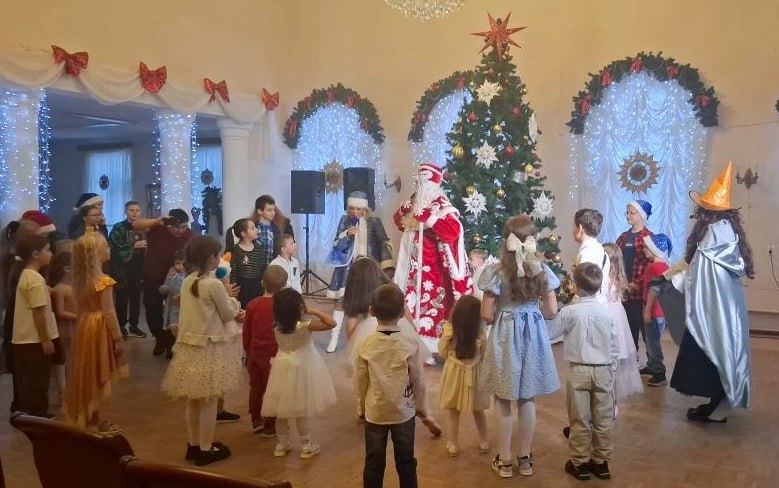 Дети сотрудников следственного управления приняли участие в Новогоднем представлении