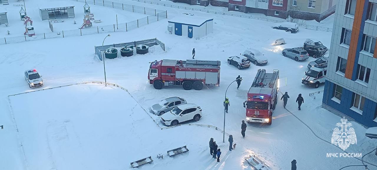 Огнеборцы МЧС России ликвидировали пожар в многоквартирном доме