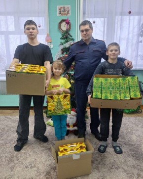 Офицер следственного управления поздравил воспитанников Низовского центра семейного устройства с Новым годом