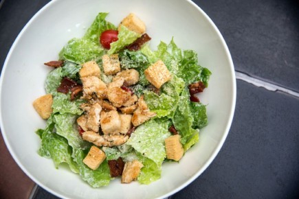 Цезарь: простой классический рецепт с выразительным вкусом изысканных ингредиентов