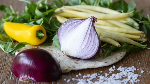 Маринованный лук на скорую руку готовится без грамма уксуса: пикантная и сочная закуска