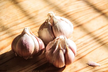 Как применить шелуху от чеснока, чтобы разнообразить блюда: не спешите ее выбрасывать
