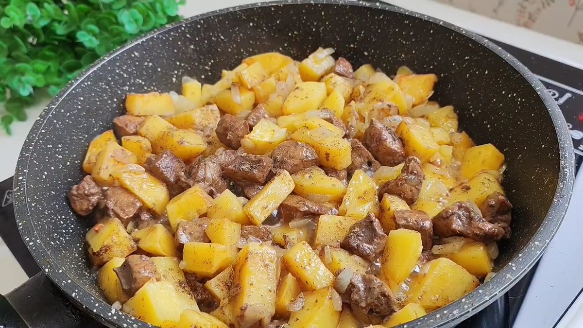 Сытное жаркое из картофеля с печенью: легкий рецепт для домашнего ужина