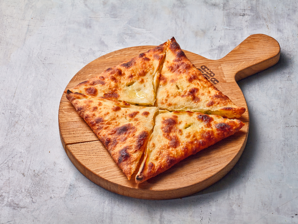 Насладитесь хрустящими пеновани с сыром сулугуни и зеленью