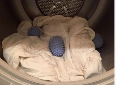 Как правильно стирать пуховик в машине: полезные советы