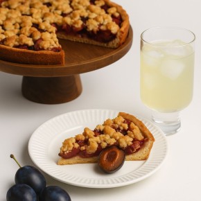 Пирог с сливами и простыми движениями хозяйства