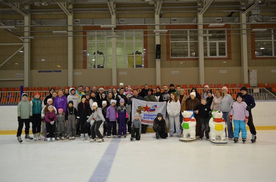 Между нами тает лёд: участники СВО вместе с семьями показали класс на катке
