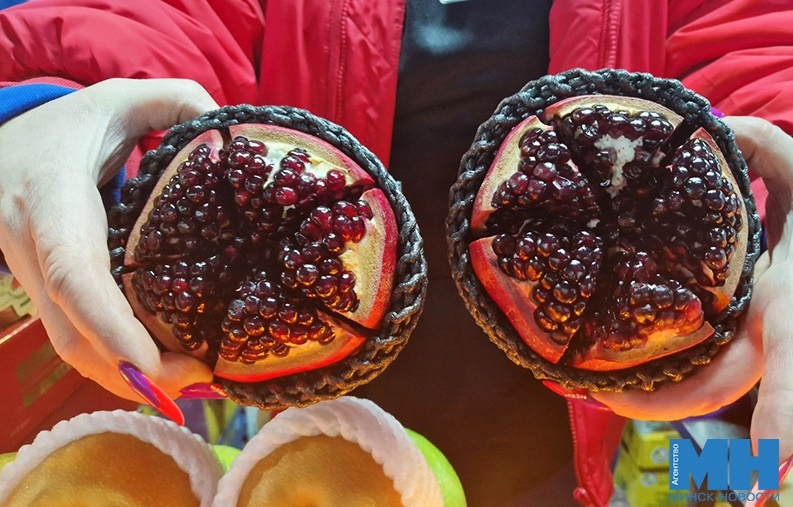Необычные фрукты декабря: черимойя и гранат без косточек на Комаровке
