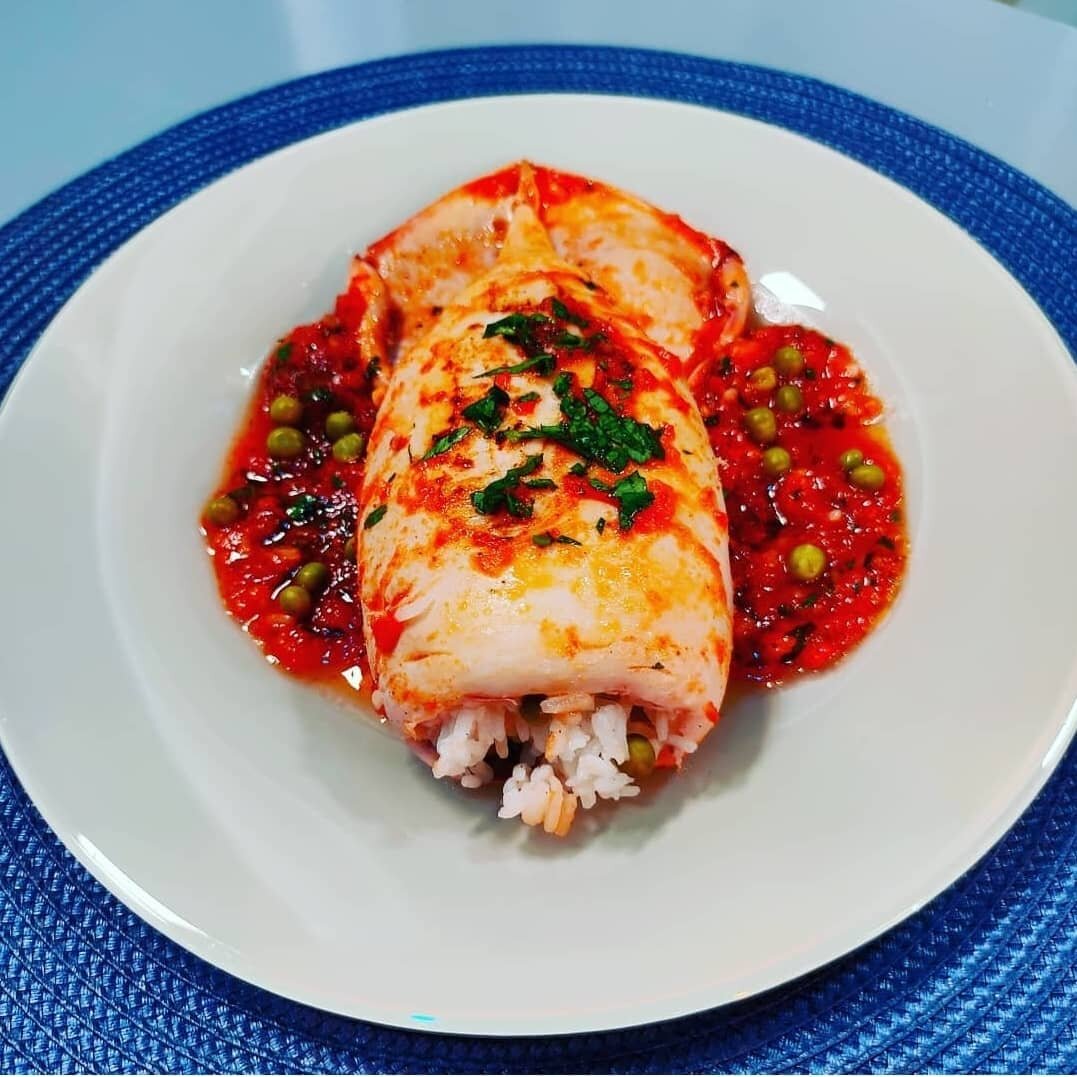 Изысканные морепродукты: Кальмары с начинкой и теплый салат из даров моря