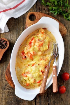 Запечённая куриная грудка с помидорами и перцем