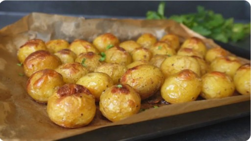 Потрясающий картофель: запекаем в бумаге и радуем вкусом