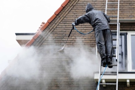 Как сохранить фасад: советы по уходу за кирпичом и сайдингом