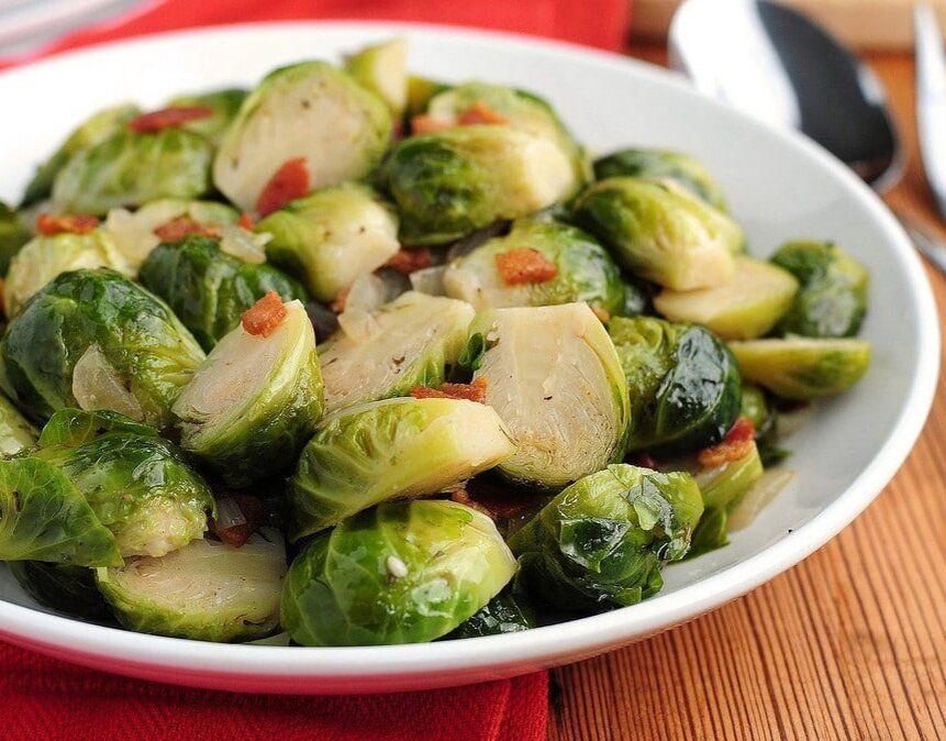 Тушеная брюссельская капуста с беконом: простой и вкусный рецепт