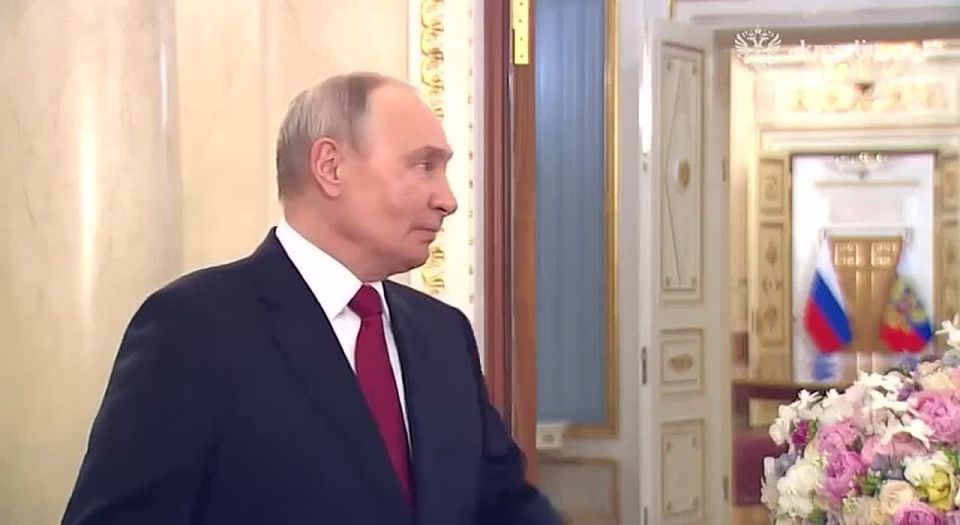 Сегодня многие кто выкладывал видео поздравление от Верховного, к сожалению, сами не удосужились посмотреть целиком видео