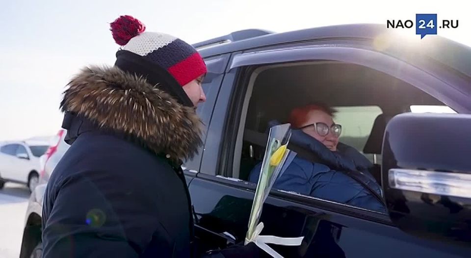 «Цветы для автоледи». Всероссийскую акцию МВД России в Нарьян-Маре провели сотрудники Госавтоинспекции совместно с активистами «Единой России» и «Юнармии»
