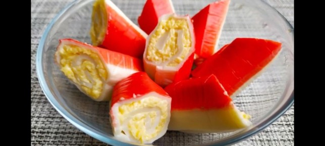 Простые рулетики из крабовых палочек: закуска, которая покорит сердца