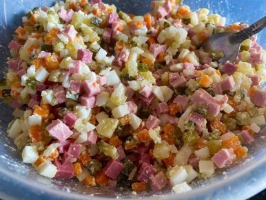 Как сделать идеальный салат Оливье без лишней «размазни»