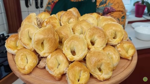 Нежные поцелуйчики из слоёного теста: простой рецепт для сладкого угощения