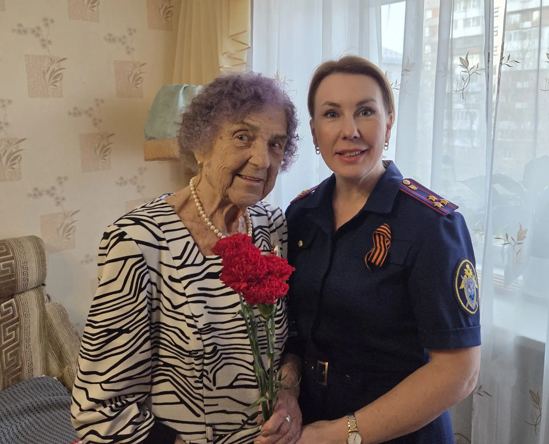 Представитель следственного управления поздравил труженицу тыла с Днем Победы