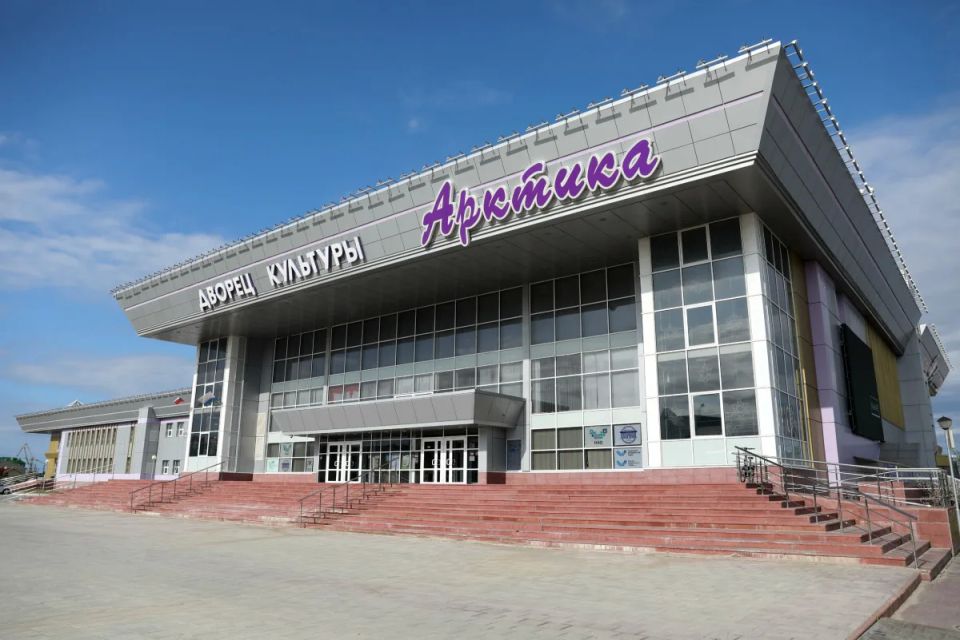 На экране фасада ДК «Арктика» показывают выставку «Мариуполь — Город воинской славы»