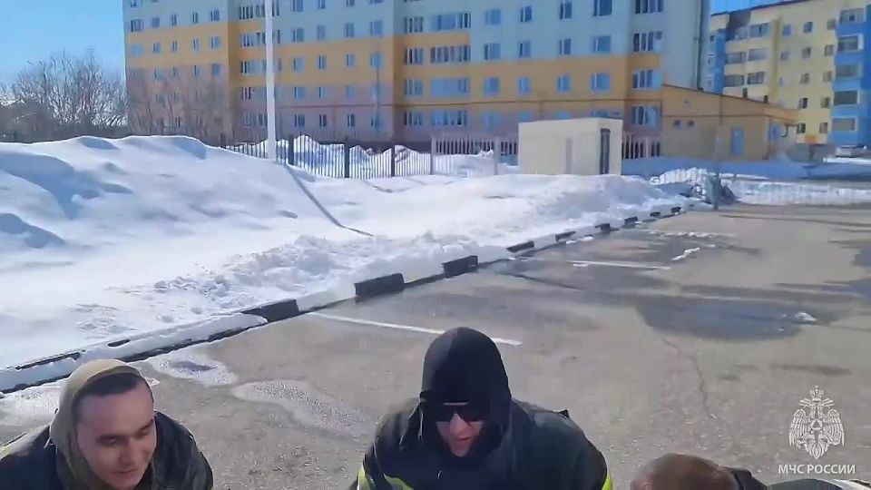 Кроссфит по-пожарному. Лето еще не началось, а у огнеборцев уже максимальный градус! С потеплением личный состав переносит тренировки на улицу.Их кроссфит — это проверка на прочность