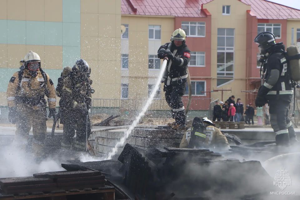 Пожар на Авиаторов. 21 мая в 14:13 диспетчеру ПСЧ ФПС (I разряда по охране г. Нарьян-Мар) поступила сообщение о том, что на территории расположенной по улице Авиаторов горит резиновое покрытие Пожар на Авиаторов. 21 мая в 14:13 диспетчеру ПСЧ ФПС (I разряда по охране г. Нарьян-Мар) поступила сообщение о том, что на территории расположенной по улице Авиаторов горит резиновое покрытие
