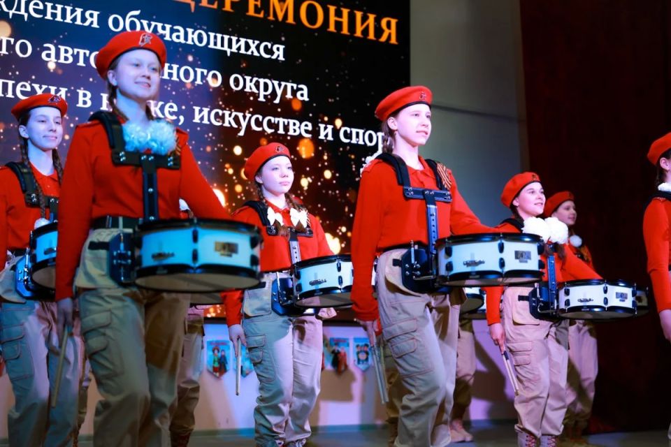 В Нарьян-Маре наградили талантливых школьников за достижения в науке, спорте и искусстве В Нарьян-Маре наградили талантливых школьников за достижения в науке, спорте и искусстве