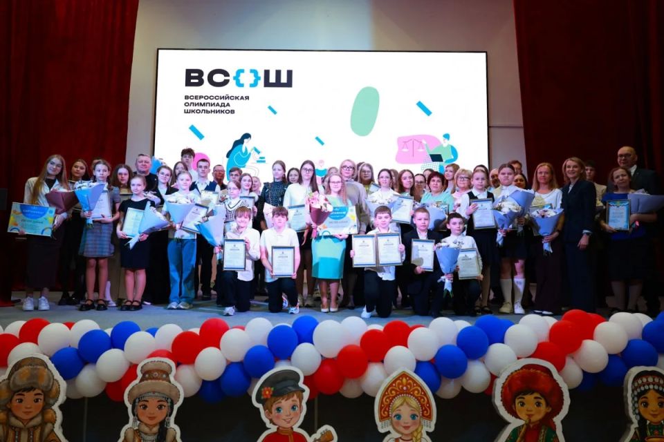 В Нарьян-Маре наградили талантливых школьников за достижения в науке, спорте и искусстве