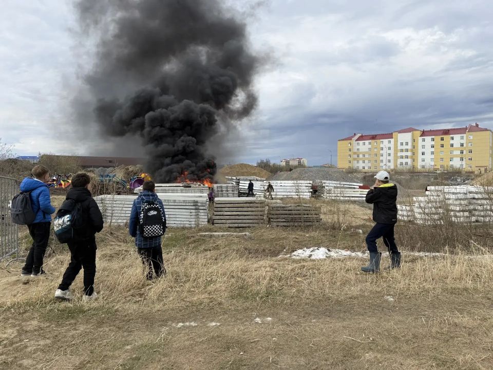 На улице Авиаторов в Нарьян-Маре горел мягкий настил для детских площадок На улице Авиаторов в Нарьян-Маре горел мягкий настил для детских площадок