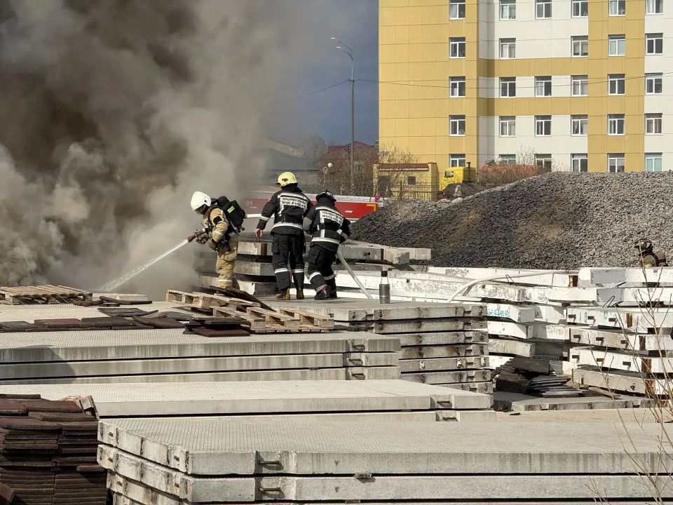 На улице Авиаторов в Нарьян-Маре горел мягкий настил для детских площадок На улице Авиаторов в Нарьян-Маре горел мягкий настил для детских площадок