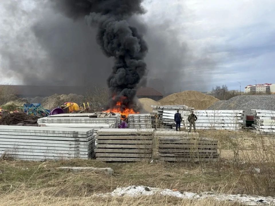 На улице Авиаторов в Нарьян-Маре горел мягкий настил для детских площадок
