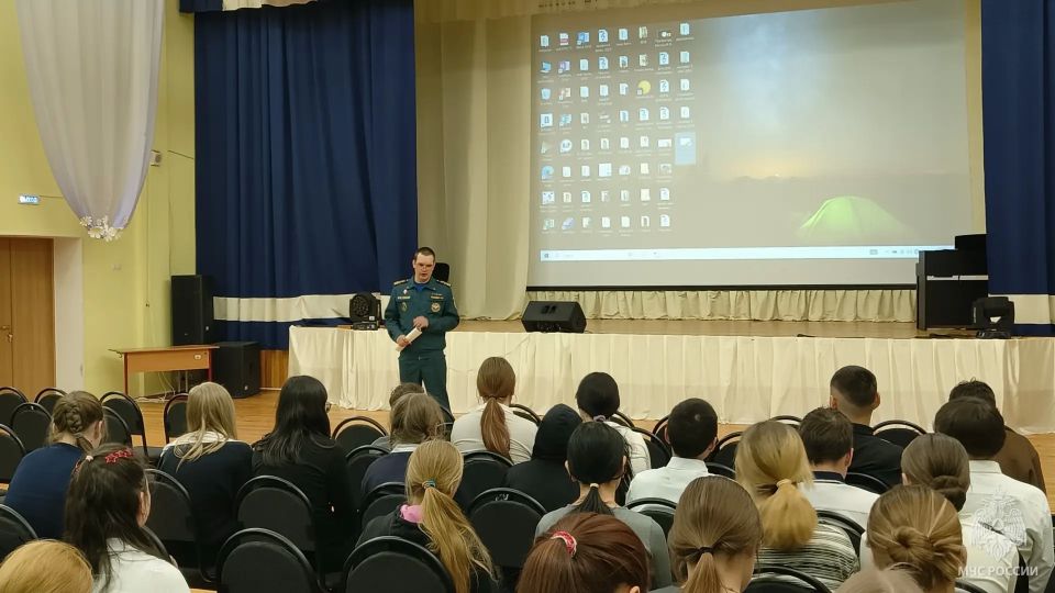 Безопасное лето. В поселке Красное старший государственный инспектор по маломерным судам центра ГИМС Роман Лебедев, провел беседы о правилах безопасности на водных объектах в летнее время года для учеников ГБОУ НАО «СШ...