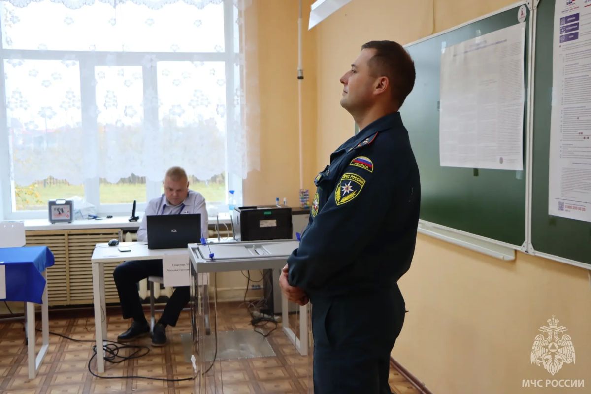 Сотрудники МЧС России обеспечивают безопасность на избирательных участках Сотрудники МЧС России обеспечивают безопасность на избирательных участках
